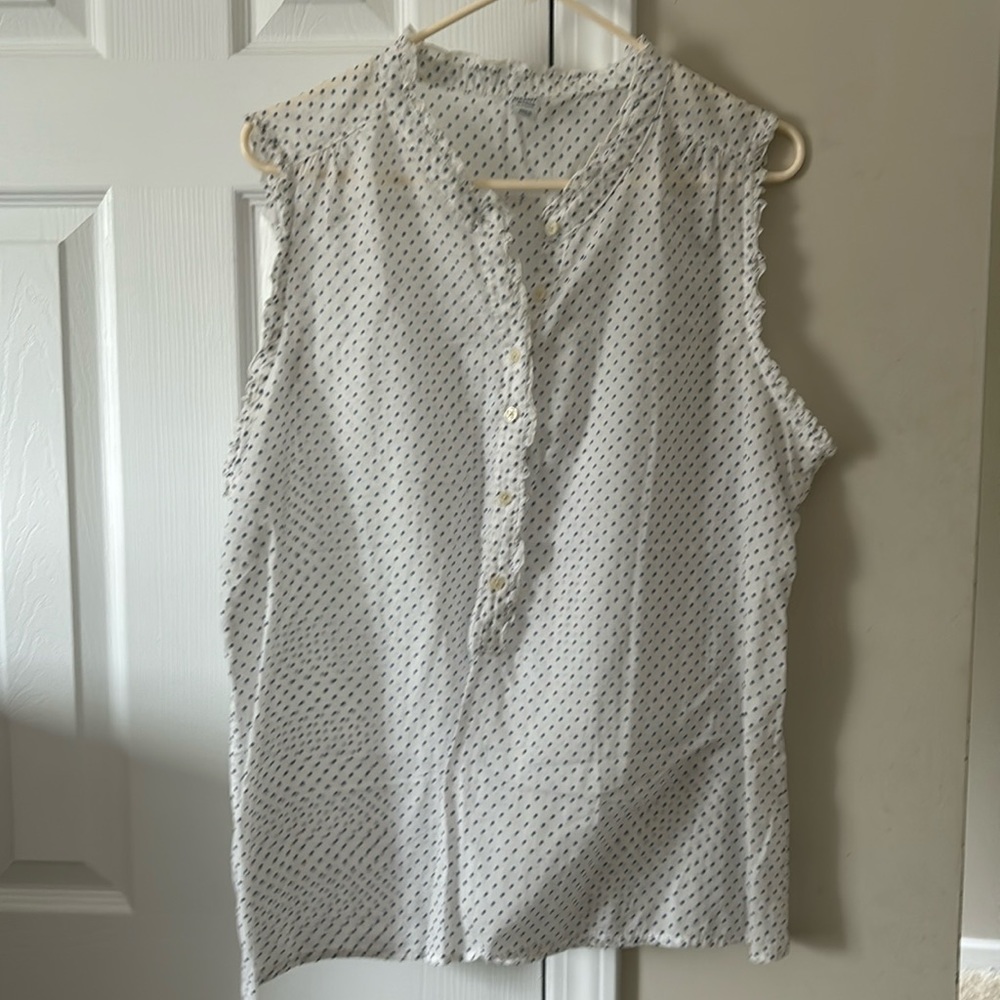 Old navy woman’s tank top white and blue dots size xl